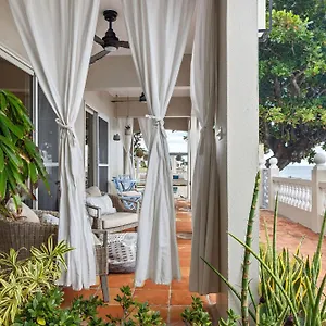 Tres Sirenas Bed and breakfast